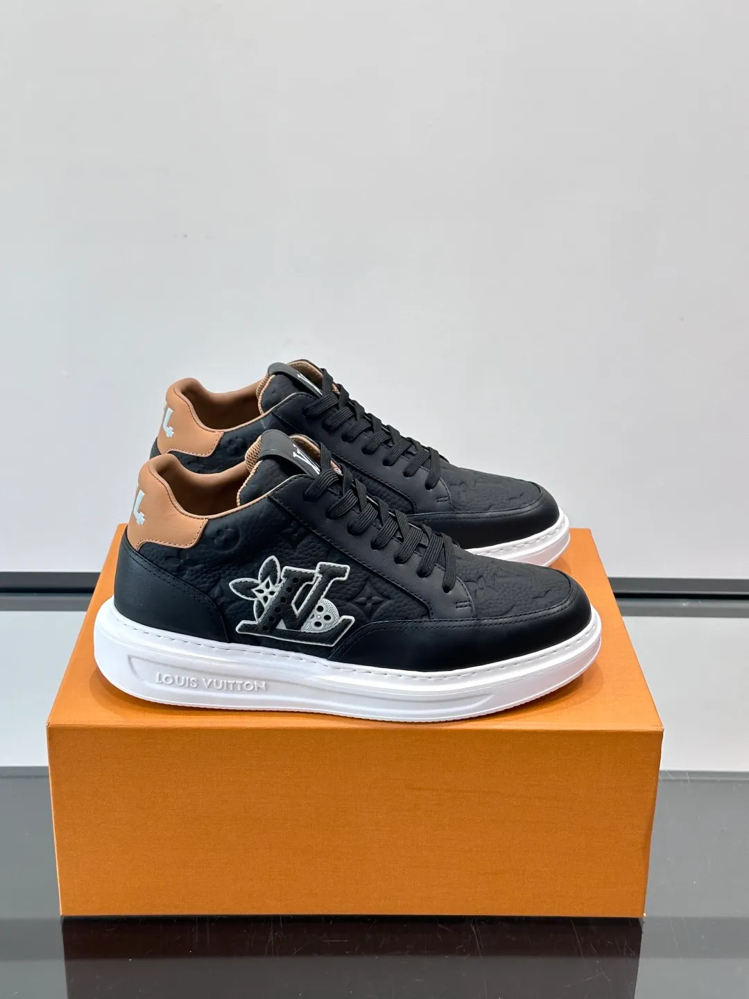 Men's shoes 💰p400 "＊OUIS ＊UITTO＊" Men's sports shoes, grained cow leather are low-key and recognizable. The rubber sole is thick and lightweight, the padded insole + technical lining make it super comfortable to wear! The main color with brown details is versatile and fashionable, and can be worn for daily leisure or business ~ LV embossing on the side of the shoe + brand logo on the sole, perfect details! size: 38-44 (45 customized)